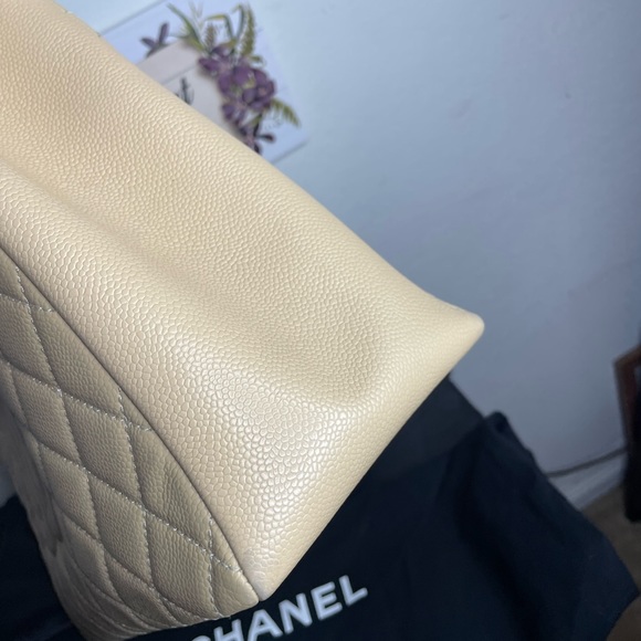 Authentic
CHANEL
BEIGE QUILTED CAVIAR GRAND SHOPPING TOTE (GST) - Picture 8 of 12